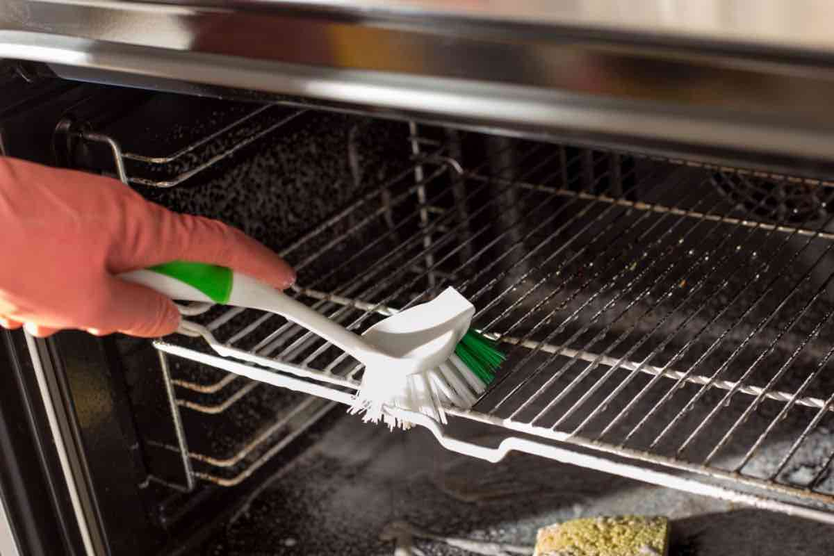 Schizzi di olio nel forno: come pulirli
