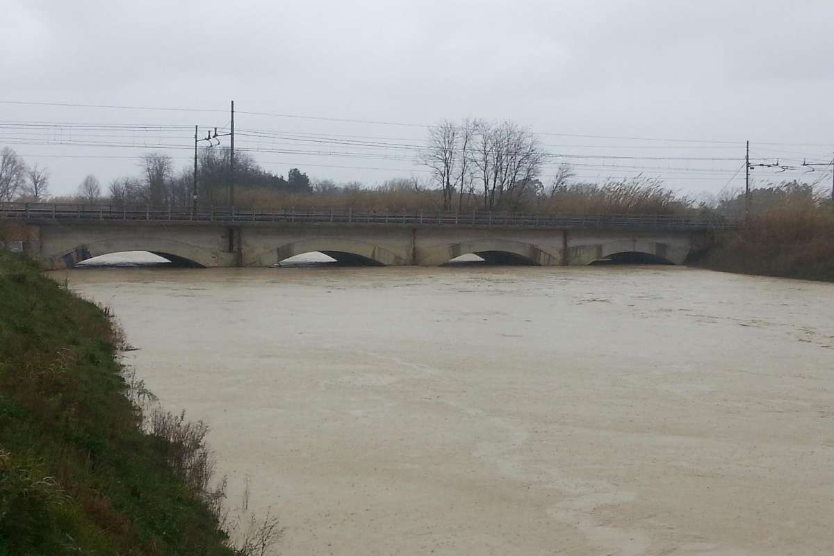 Uomo getta donna nel fiume