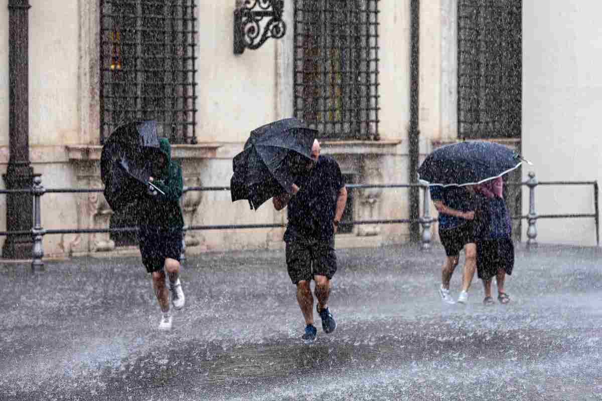 Persone in "fuga" dalla pioggia nella Capitale