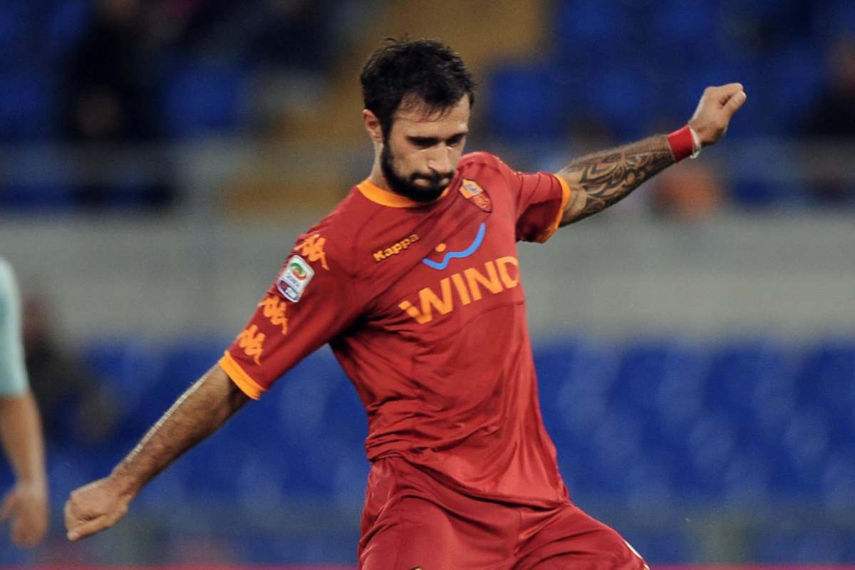 Mirko Vucinic con la maglia della Roma