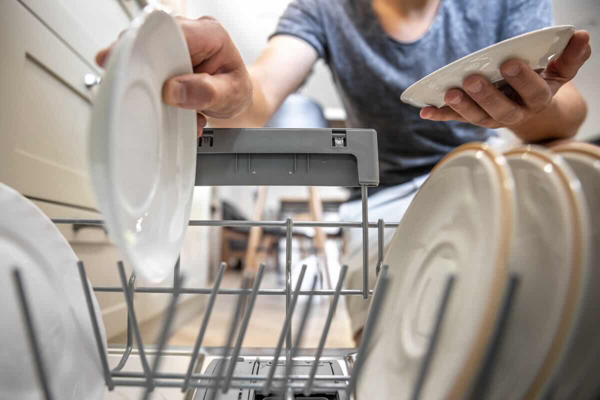 Lavastoviglie: perché dovresti annusare i piatti dopo averli lavati