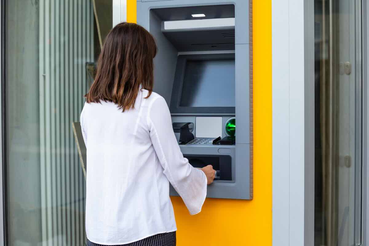 Bancomat: cosa succede se non si ritira la card in tempo