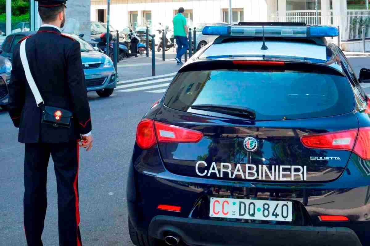 Donna accoltellata in strada