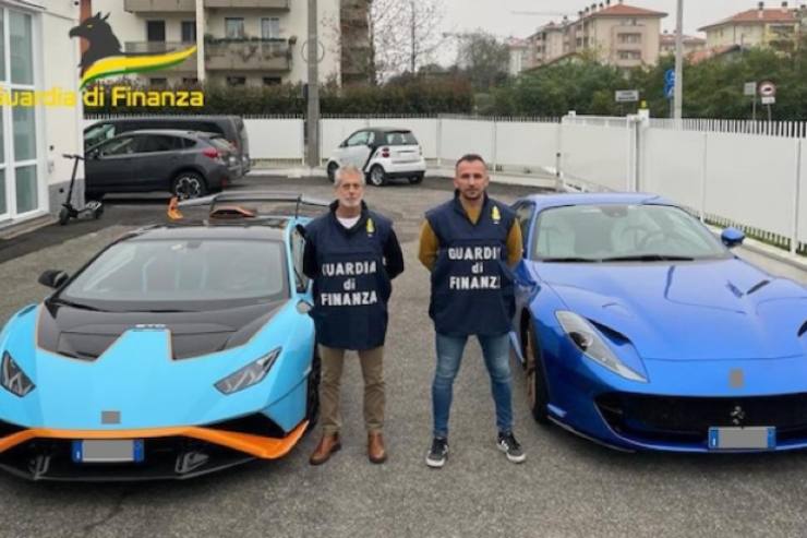 Ferrari e Lamborghini con soldi bonus facciate