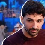 Todaro invia un compito ad un allievo che scoppia a piangere