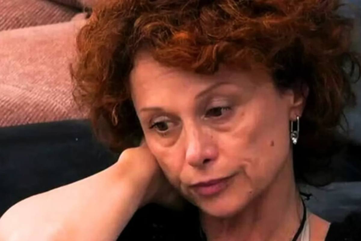 Canti e grida nella casa dopo la sua uscita