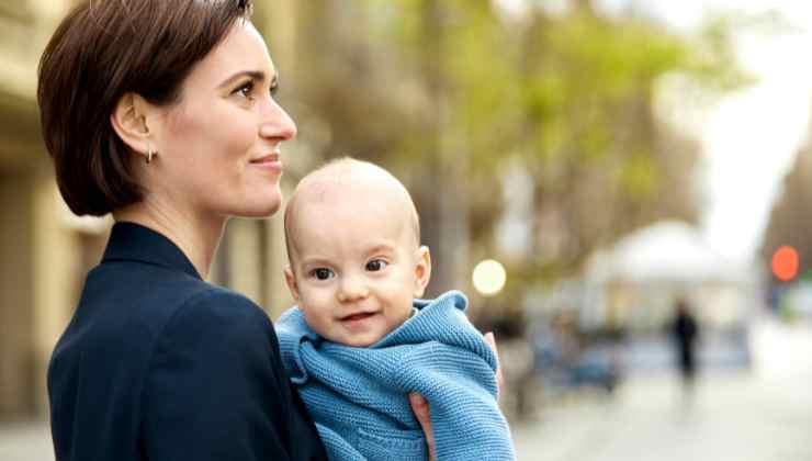 mamma e neonato al cinema