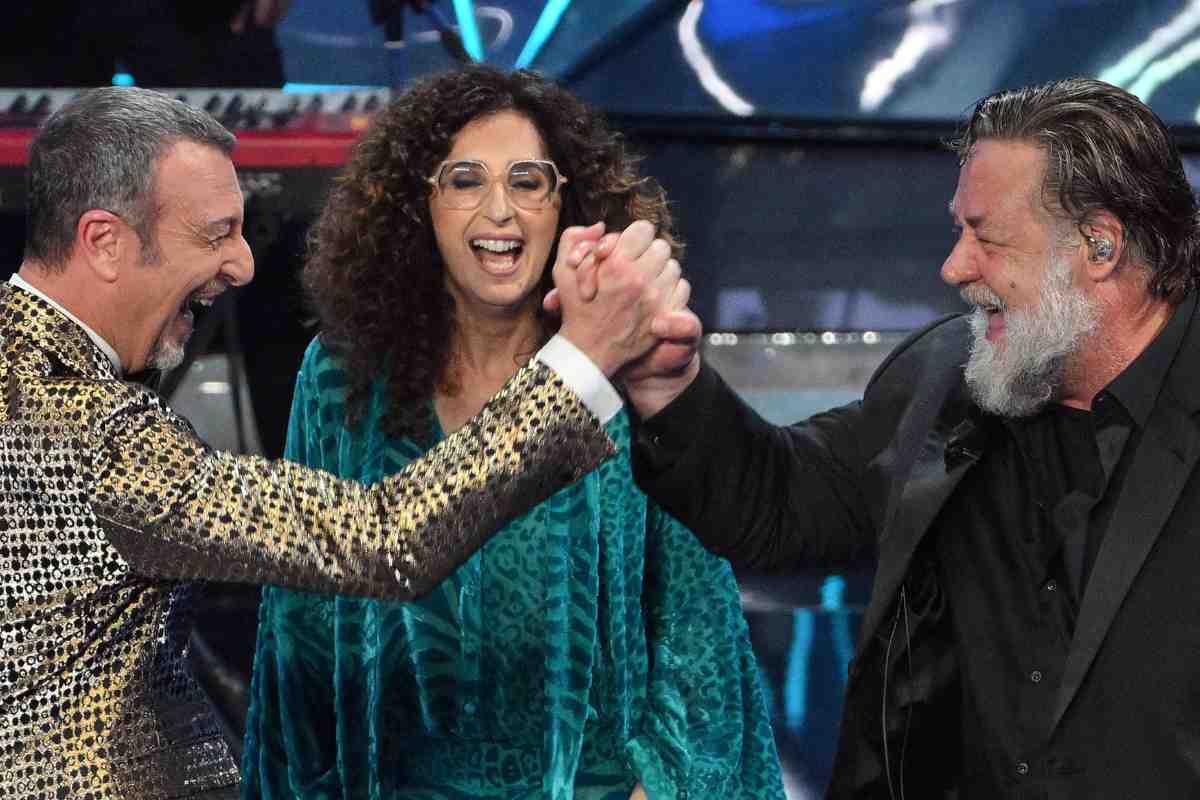 Sanremo 2024: il siparietto tra Amadeus, Teresa Mannino e Russell Crowe