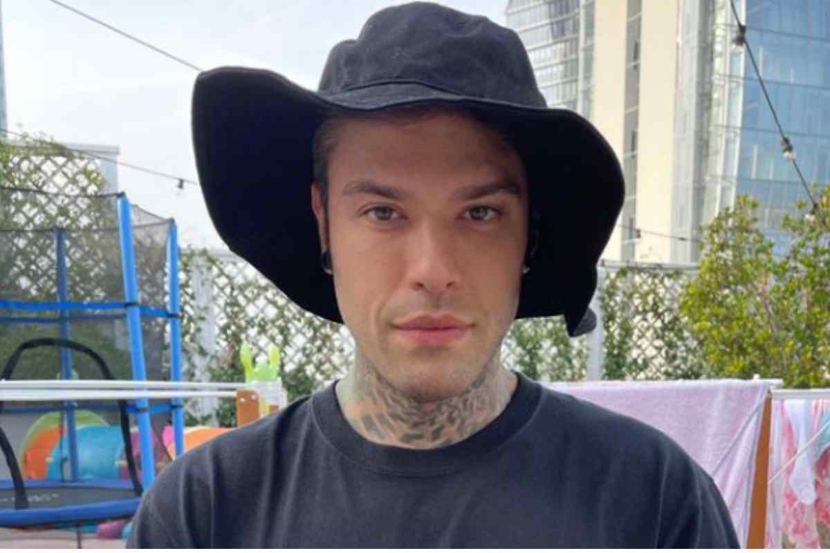 Fedez espatria senza moglie e figli