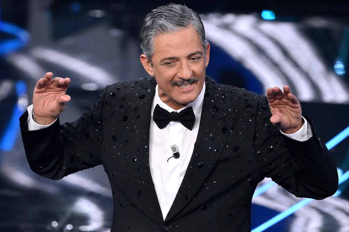 Cosa è la manovra divertente che ha fatto Fiorello a Sanremo