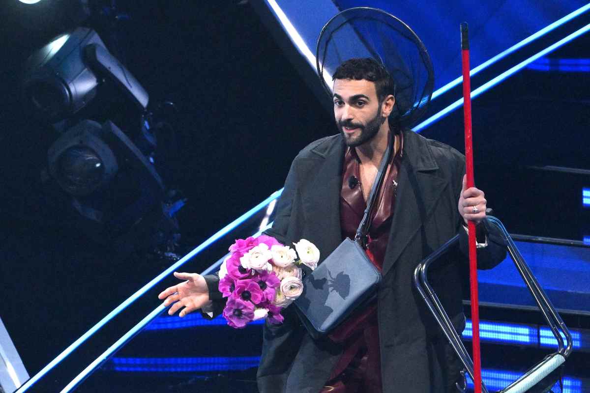 Marco Mengoni lancia una frecciatina amara