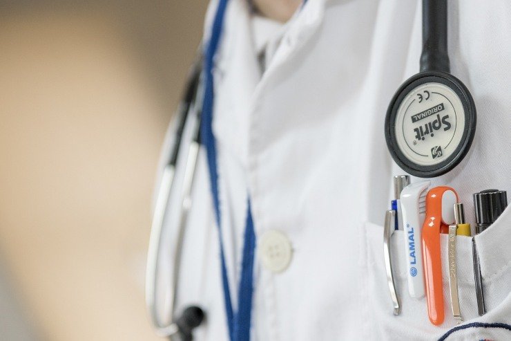 Medico non visita le donne