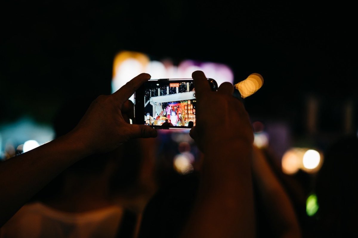 Rubano un telefono che era ancora in live