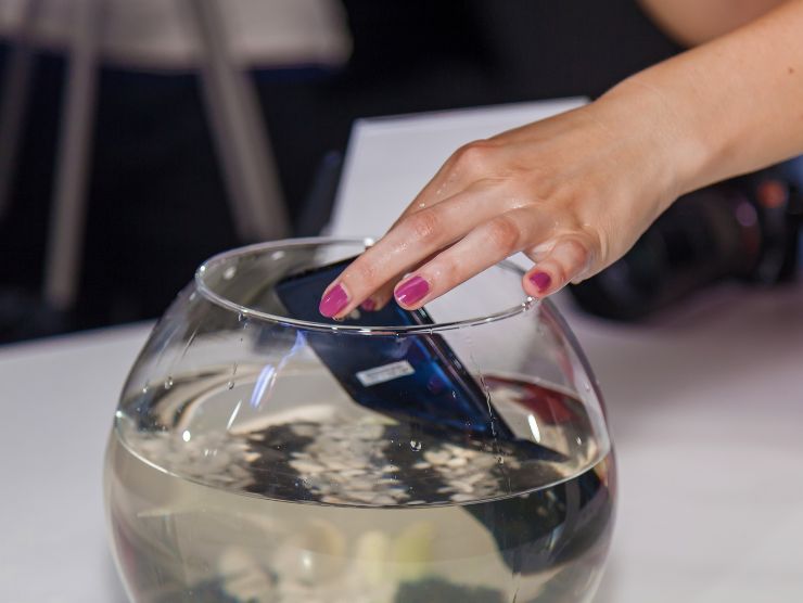 Telefono in acqua, cosa fare