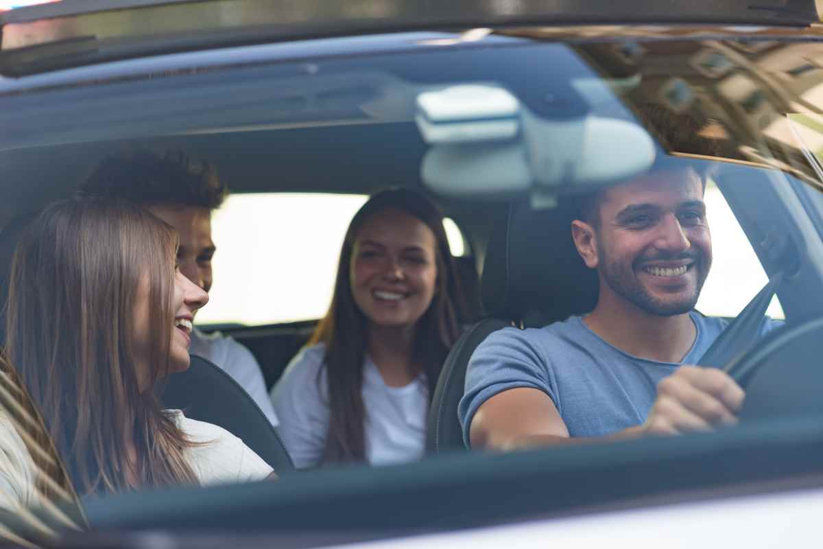 puntini neri parabrezza auto