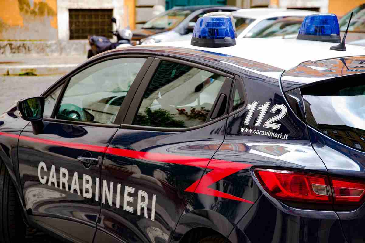 Ennesimo femminicidio, donna uccisa a coltellate: arrestato marito