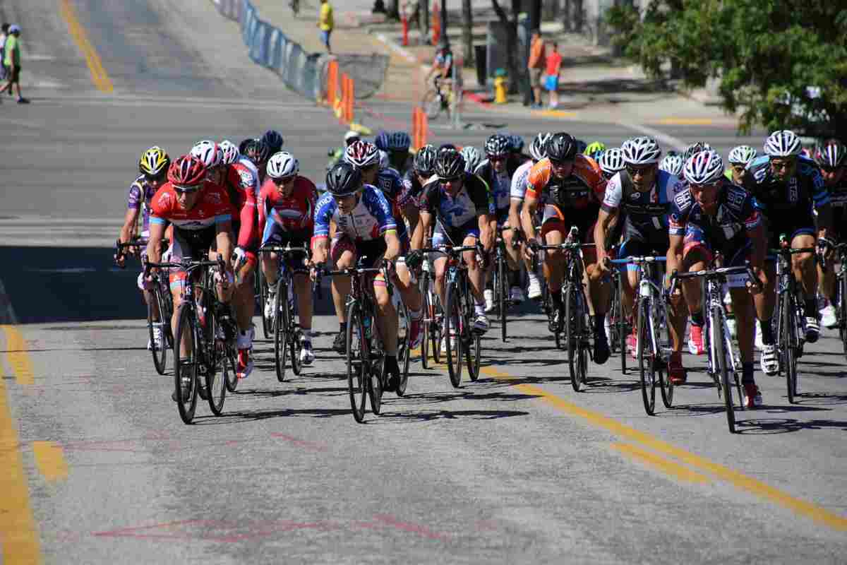 Ciclista cerca di vincere con una scorciatoia