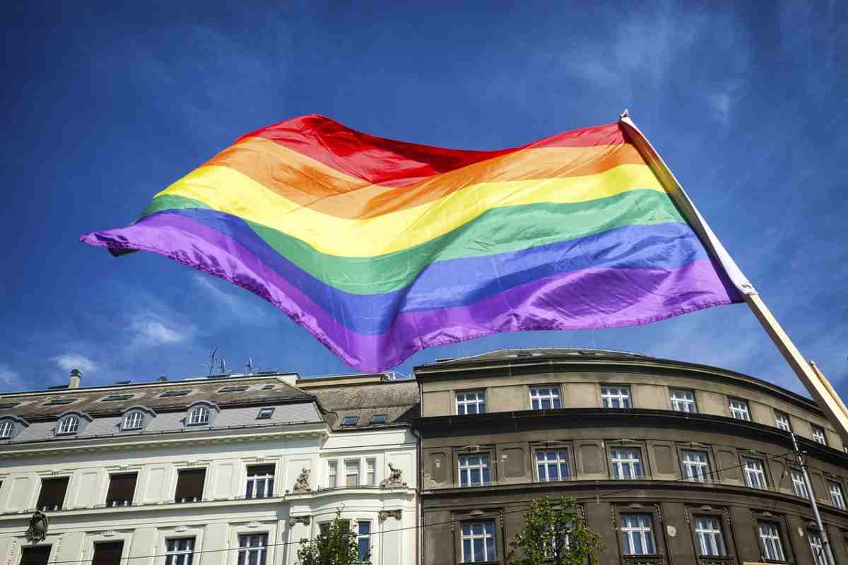 “Non ti vogliamo”, figlio gay cacciato di casa: poi il colpo di scena