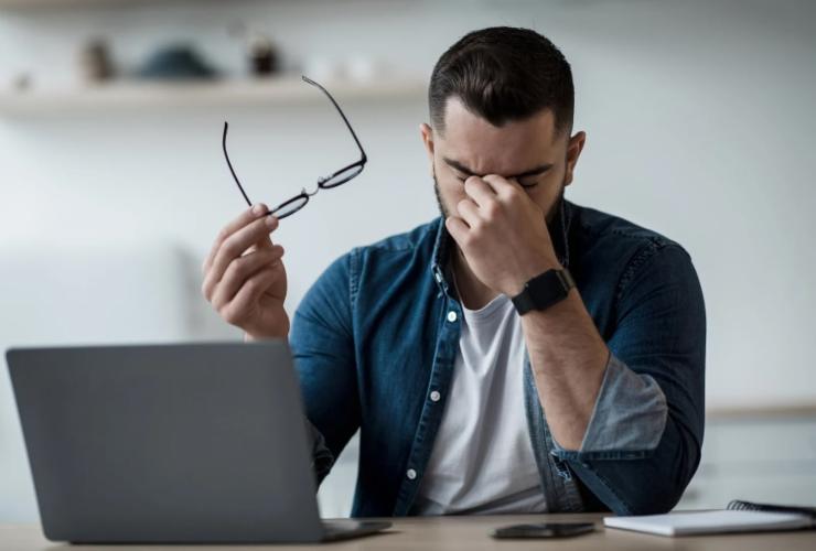 Strofinare gli occhi: ecco cosa si rischia