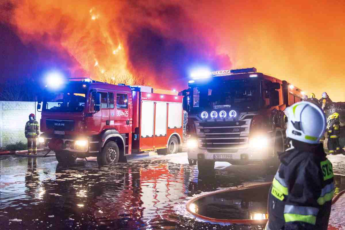 Incendio in una stalla e fuga d'amianto