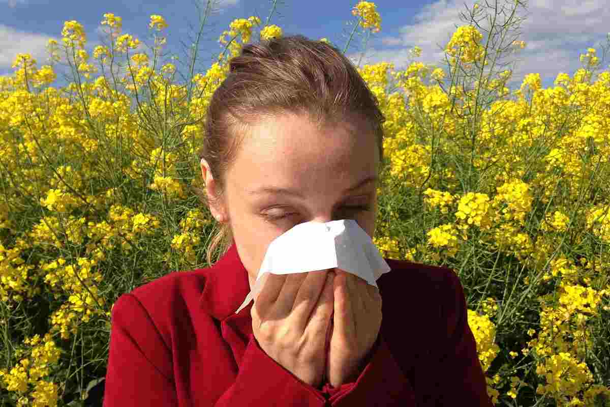Persona che soffre di allergia al polline