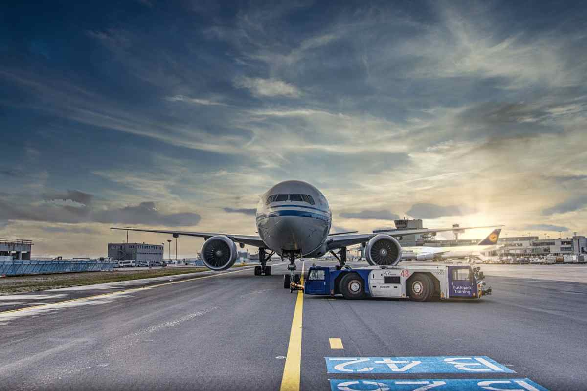 Aereo perde una ruota durante il decollo, subito atterraggio d’emergenza