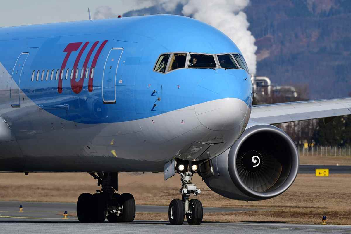 Paura in volo, copertura del motore si sbriciola durante il decollo