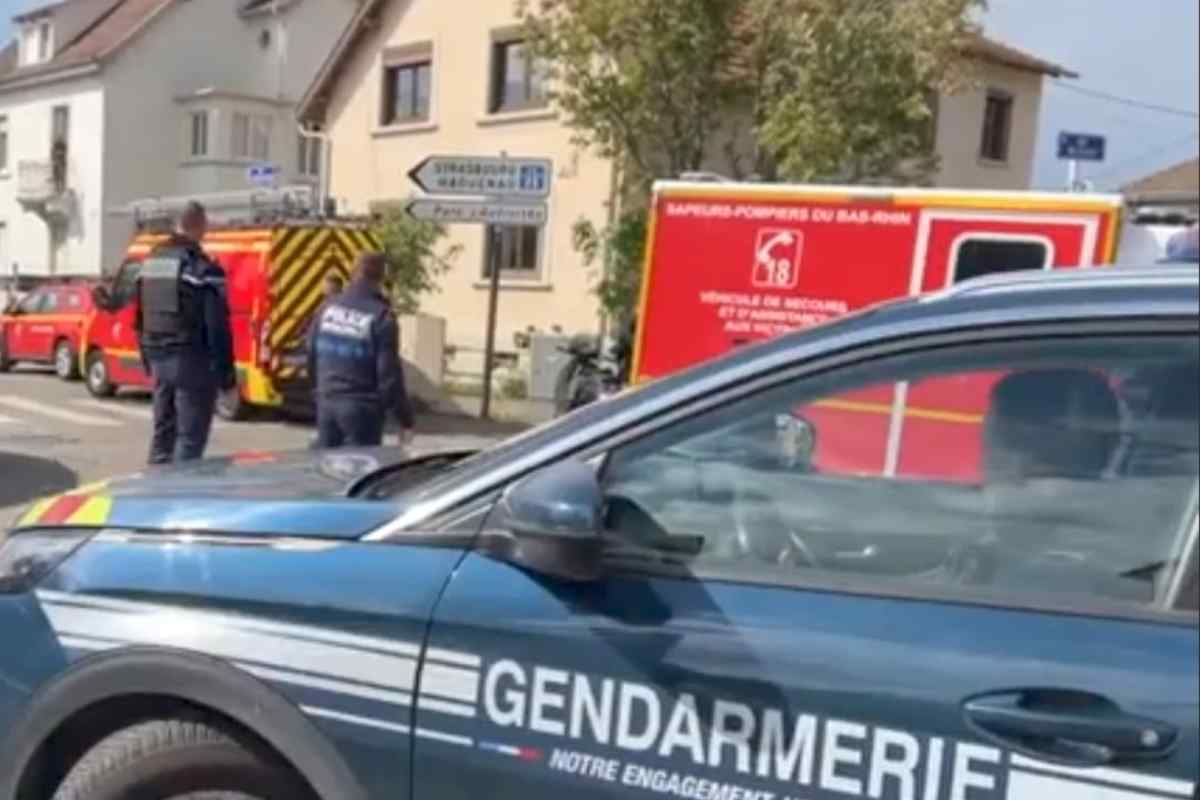 Bambine accoltellate davanti scuola, ragazzina ha infarto per lo shock: nulla da fare