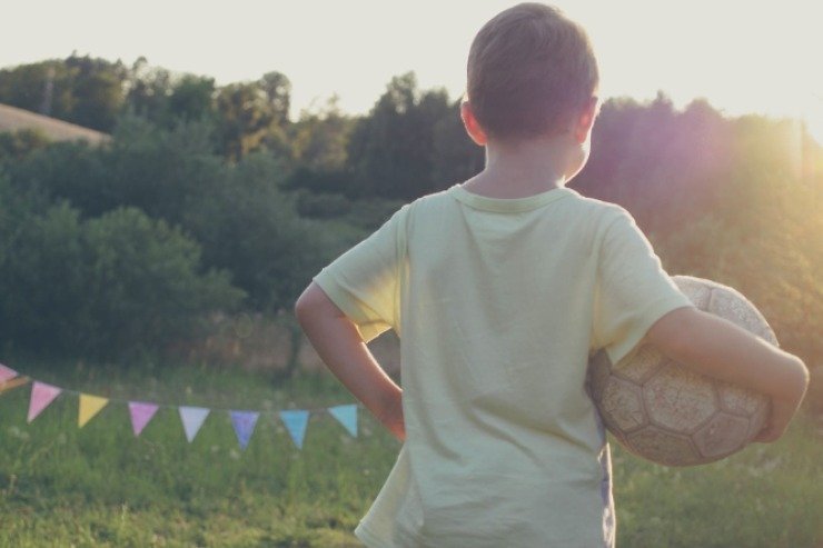 Fa retromarcia e investe il figlio