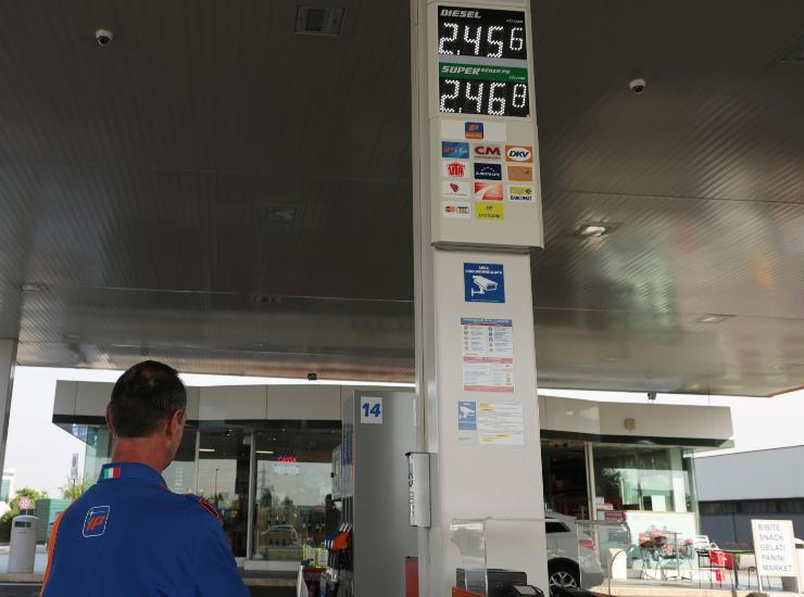 Benzina prezzi rialzo