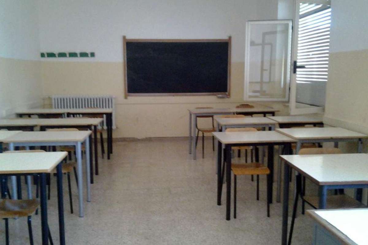 Palpeggiava studenti in classe, istituto sconvolto: guai per il prof