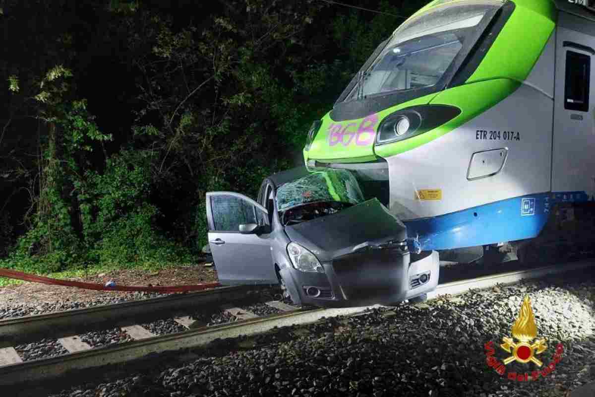 Auto si incastra tra binari, impatto terribile col treno: morta donna