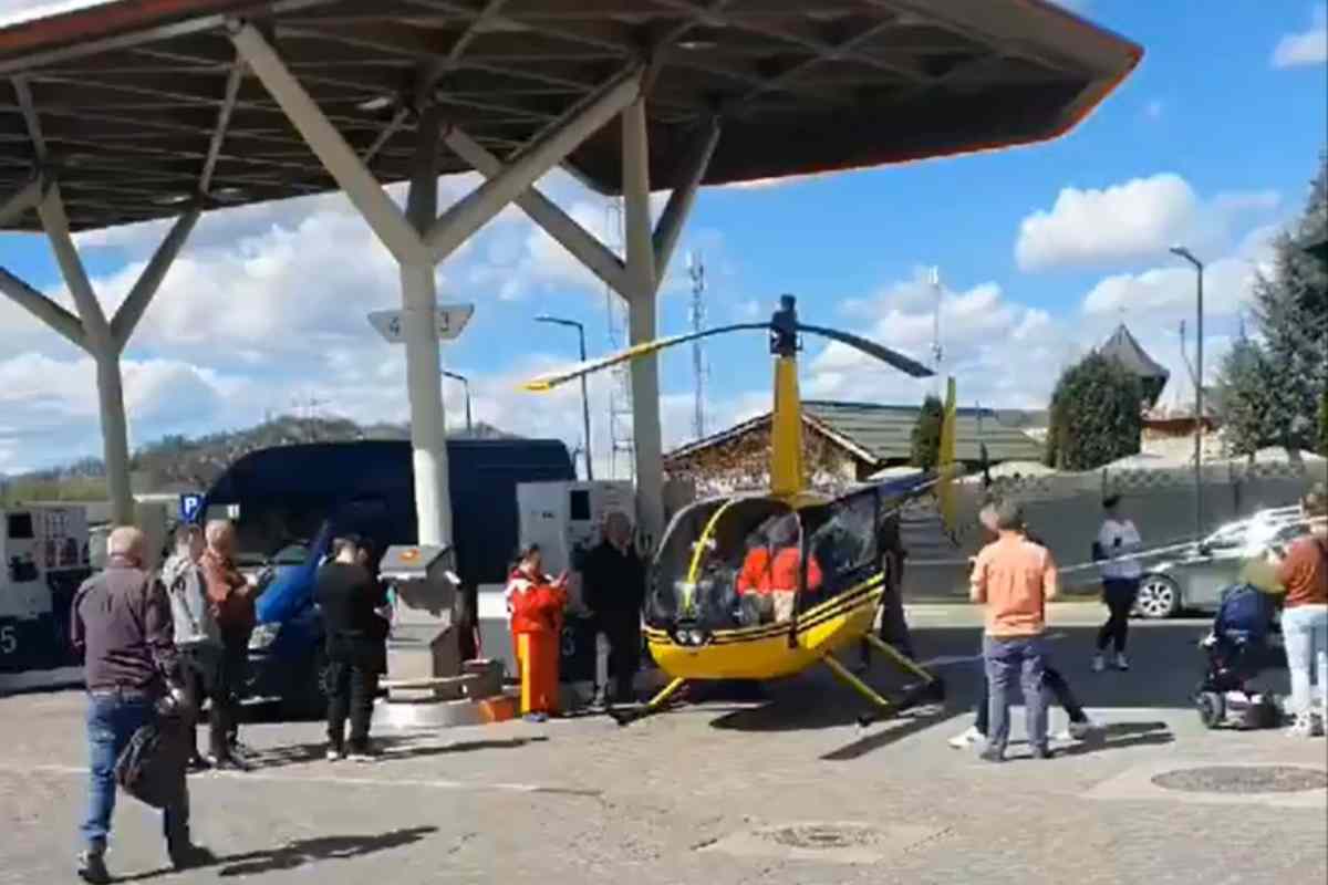 Pilota spinge elicottero fino alla stazione di servizio