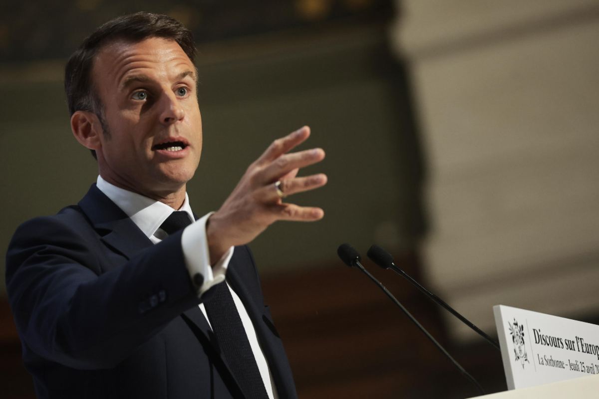 Parigi, Macron lancia l’allarme: “La nostra Europa può morire”