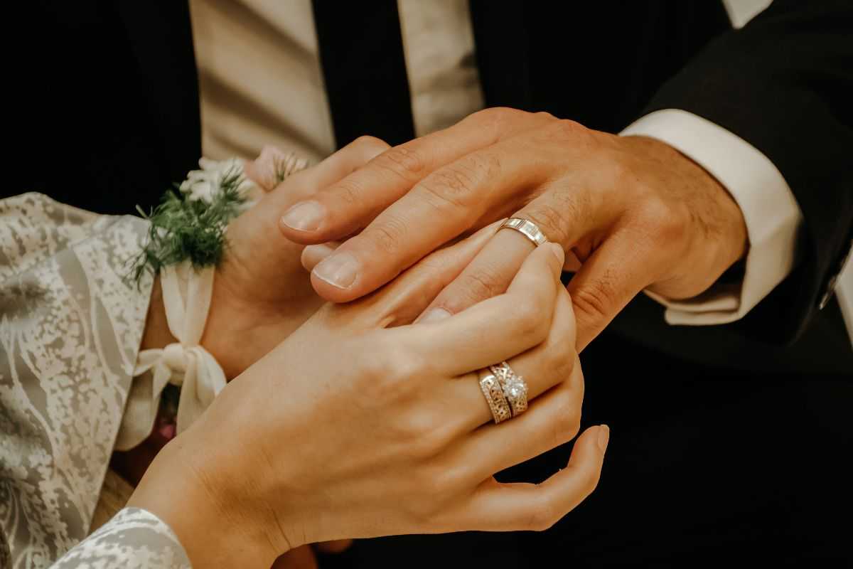 Ex vippona si sposa: l’annuncio che stravolge tutto il matrimonio