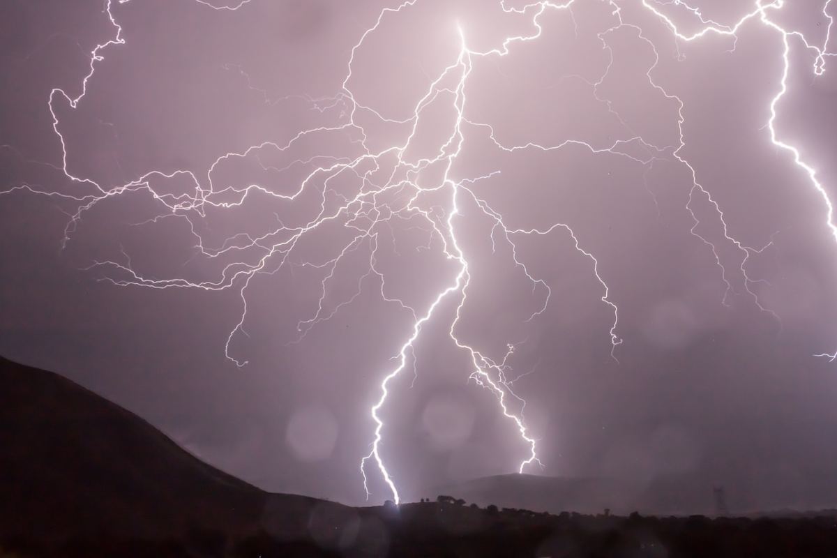 Temporale violentissimo squarcia facciata di un palazzo: 8000 persone senza elettricità