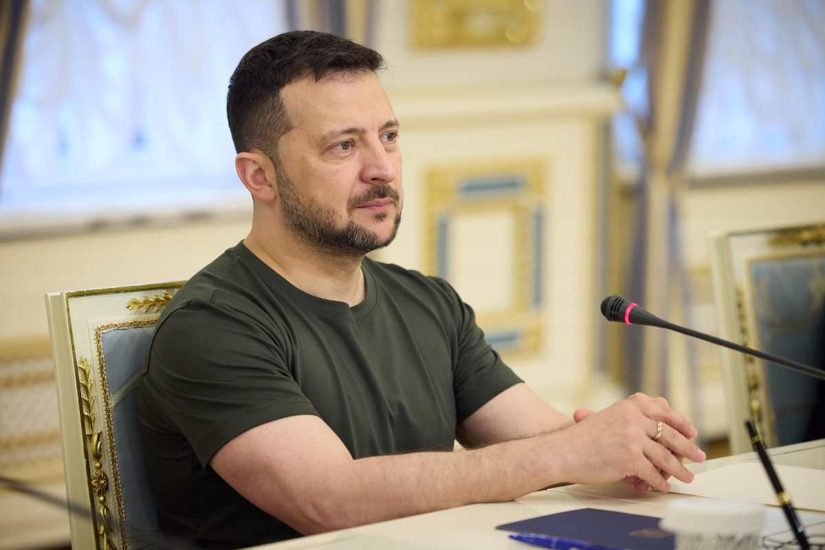Gli uomini ucraini scappano dalla guerra: Zelensky firma una legge shock