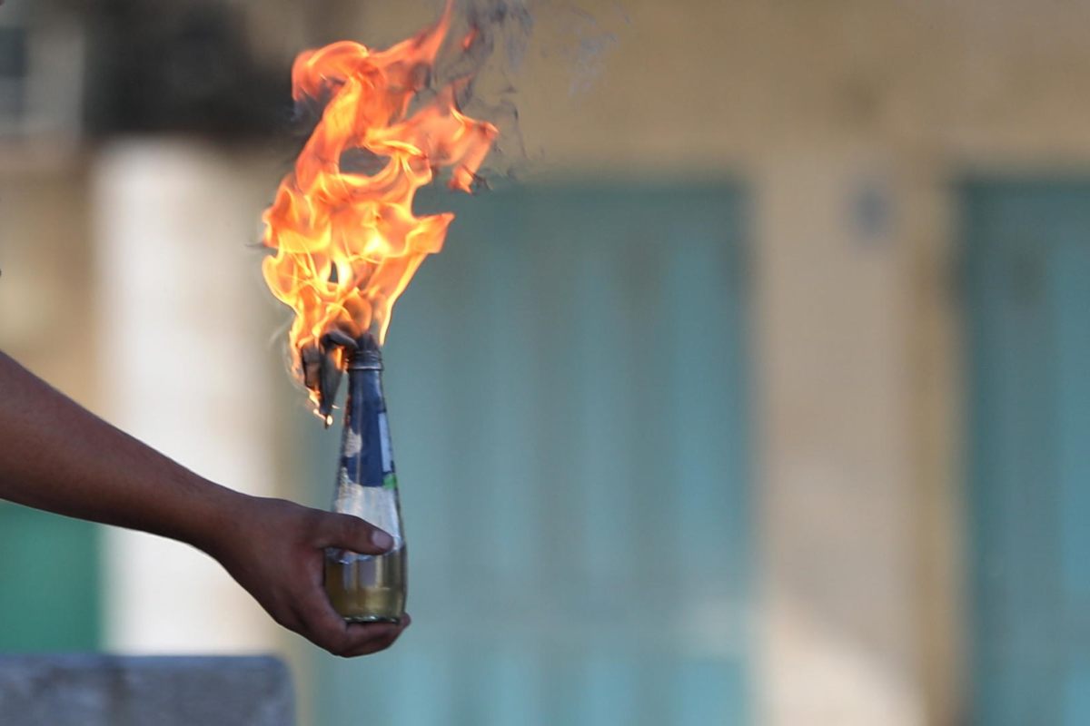 Gaza, con aiuti umanitari i bambini di Gaza costruiscono molotov [VIDEO]