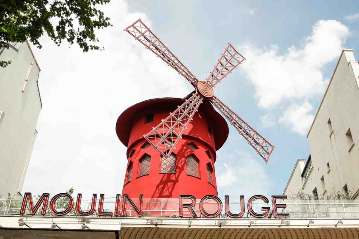 Moulin Rouge, cadono le famose pale: tragedia sfiorata