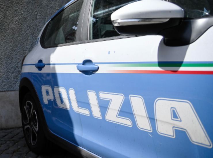 Polizia uomo fuoco Roma