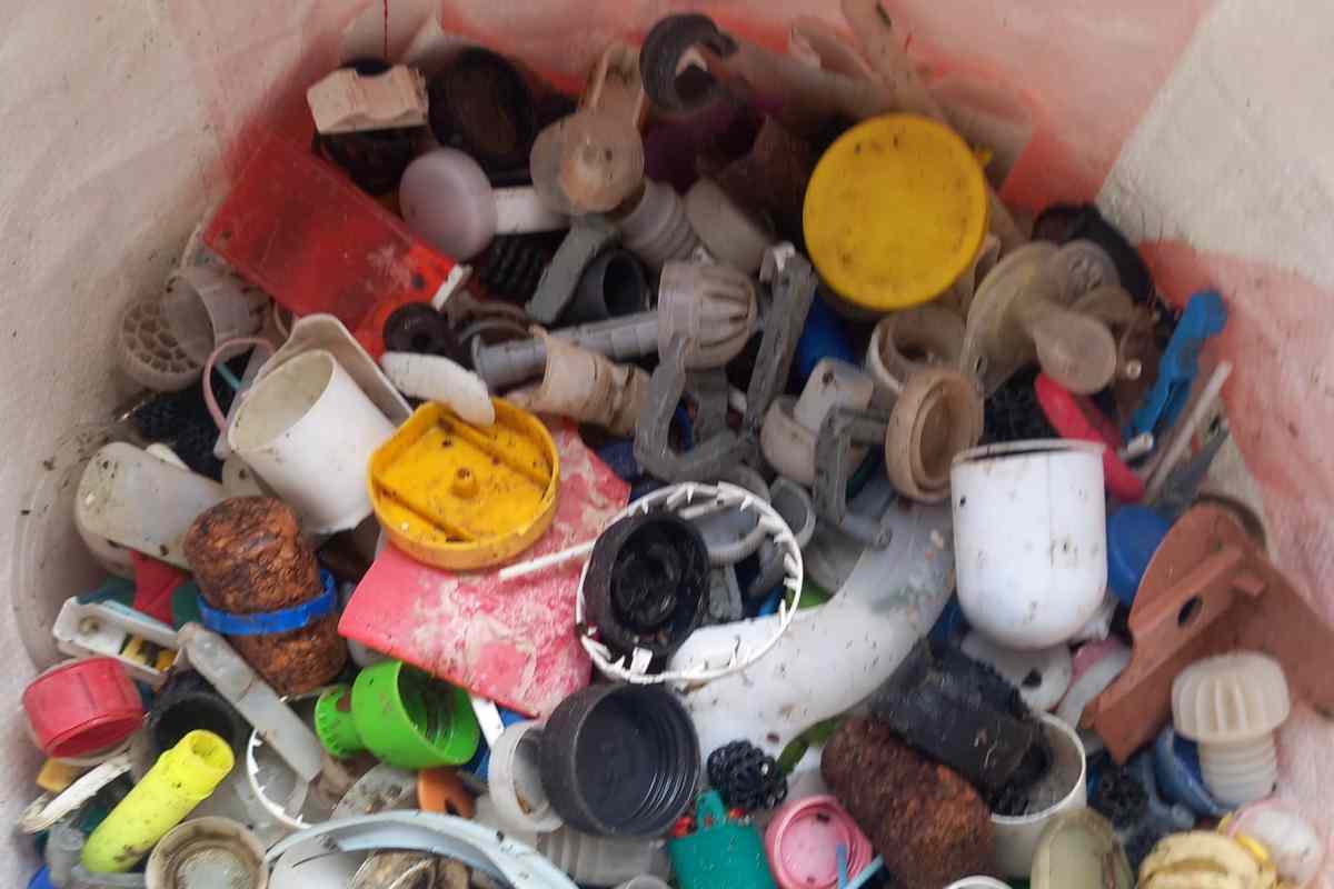 Raccoglie plastica dalle spiagge, ma il Comune lo multa: partita la colletta per Enzo