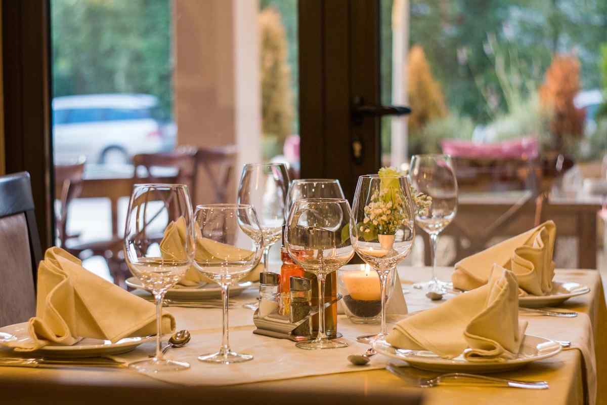 Sai come fanno i ristoranti a indurre i clienti a spendere di più? Da non credere