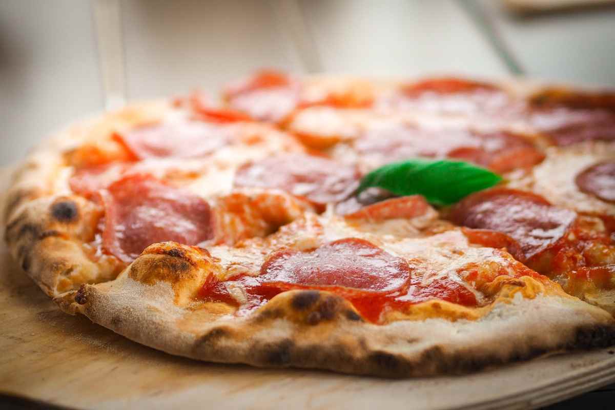 Da sei mesi riceve ogni giorno pizza a casa sua senza averla mai ordinata: il motivo