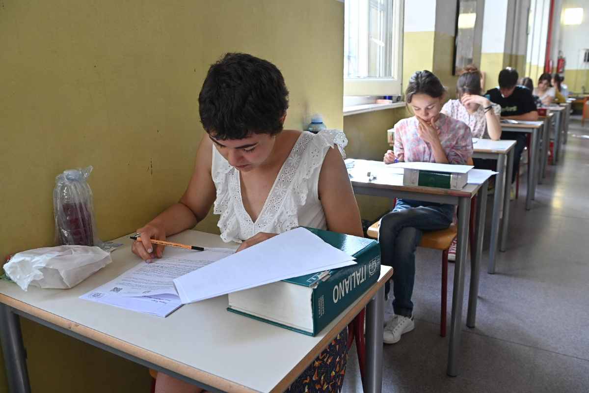 Il Governo ha deciso: “I compiti a casa sono vietati”. La reazione degli studenti