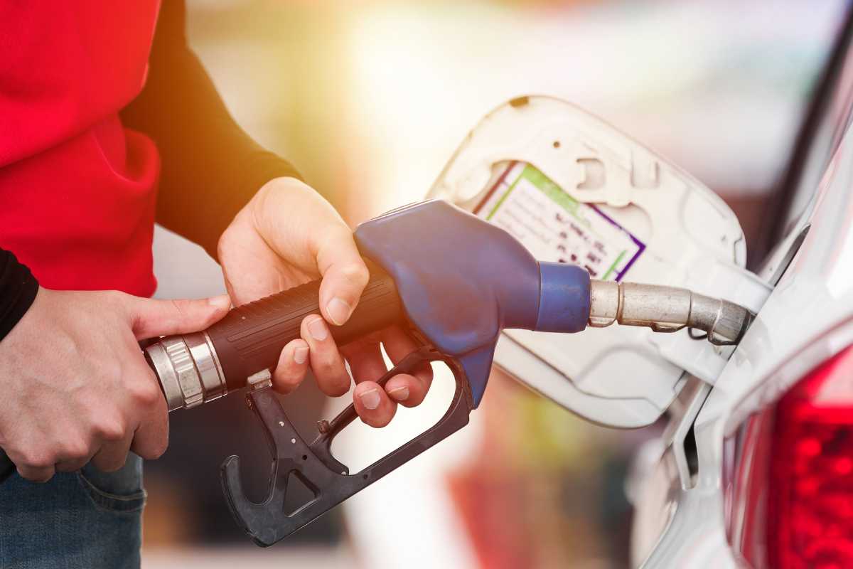 Caro carburanti, i benzinai guadagnano pochissimo: si prende tutto lo Stato