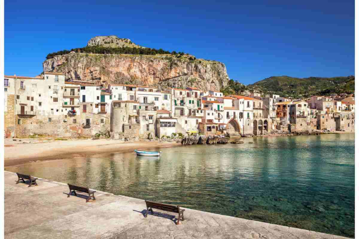 Vista panoramica sulla spiaggia e il centro storico di Cefalù