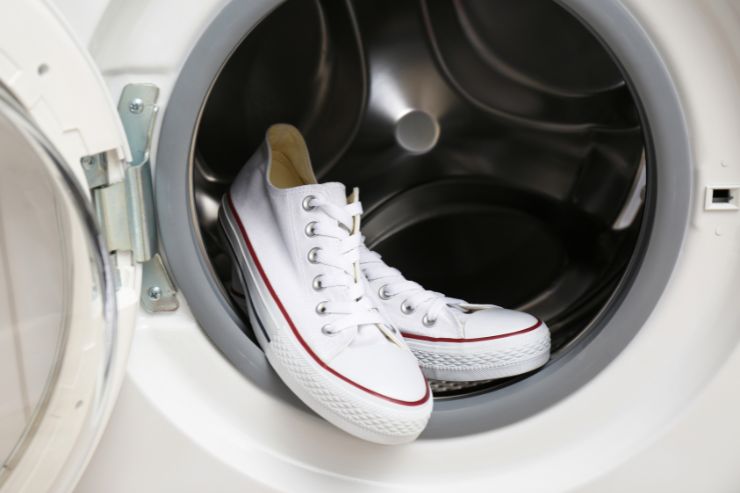 Lavare scarpe lavatrice: cosa fare