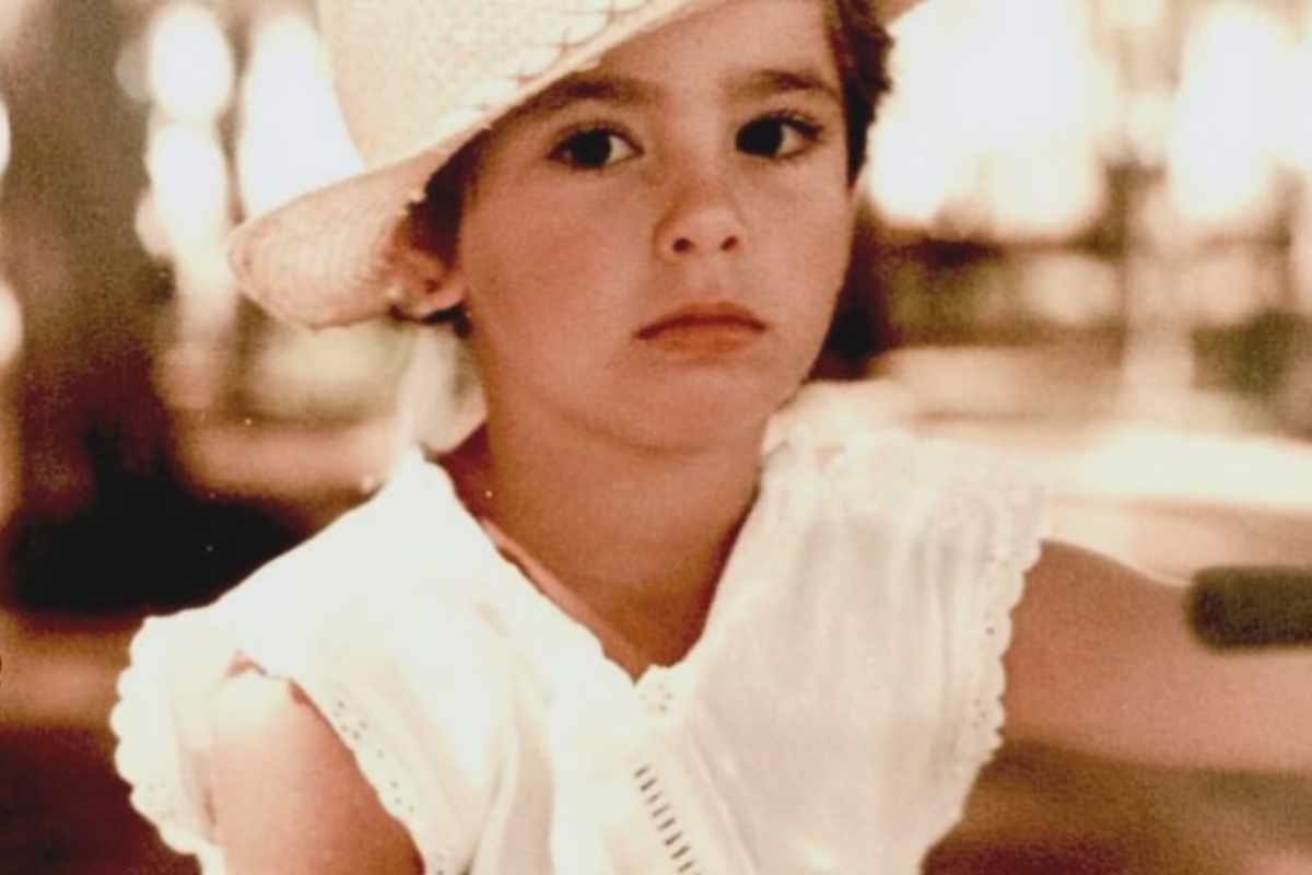 Qui era solo una bambina: oggi, a 45 anni, è sulla cresta dell’onda ed è la più sensuale della tv italiana