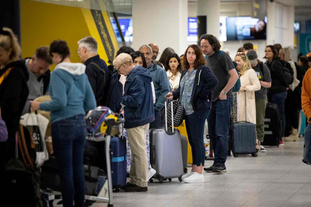 Aeroporti in Gran Bretagna, lunghe file e caos: tutto quello che c’è da sapere