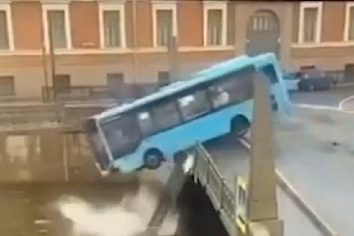 Autobus cade dal ponte e finisce nel canale, bilancio terribile: c’è un arresto